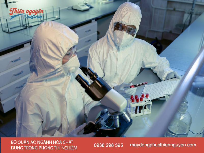 Bộ trang phục chống hóa chất trong công nghiệp được sử dụng trong phòng lab