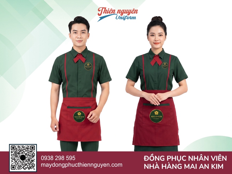 Mẫu đồng phục nhà hàng với áo sơ mi màu xanh điểm nhấn có chiếc nơ đỏ ở cổ áo, phối với tạp dề ngang hông