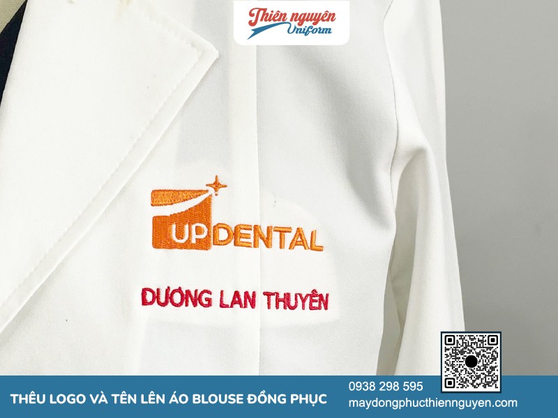 Có nên thêu logo và tên lên đồng phục áo blouse?