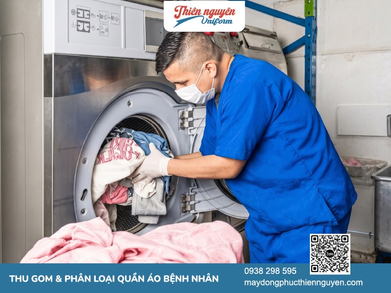 Khâu thu gom và phân loại bộ đồng phục bệnh nhân