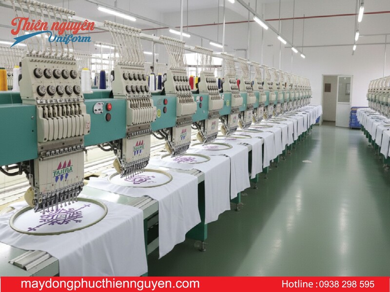 dàn máy để thêu logo lên quần áo bảo hộ của Thiên Nguyên Uniform