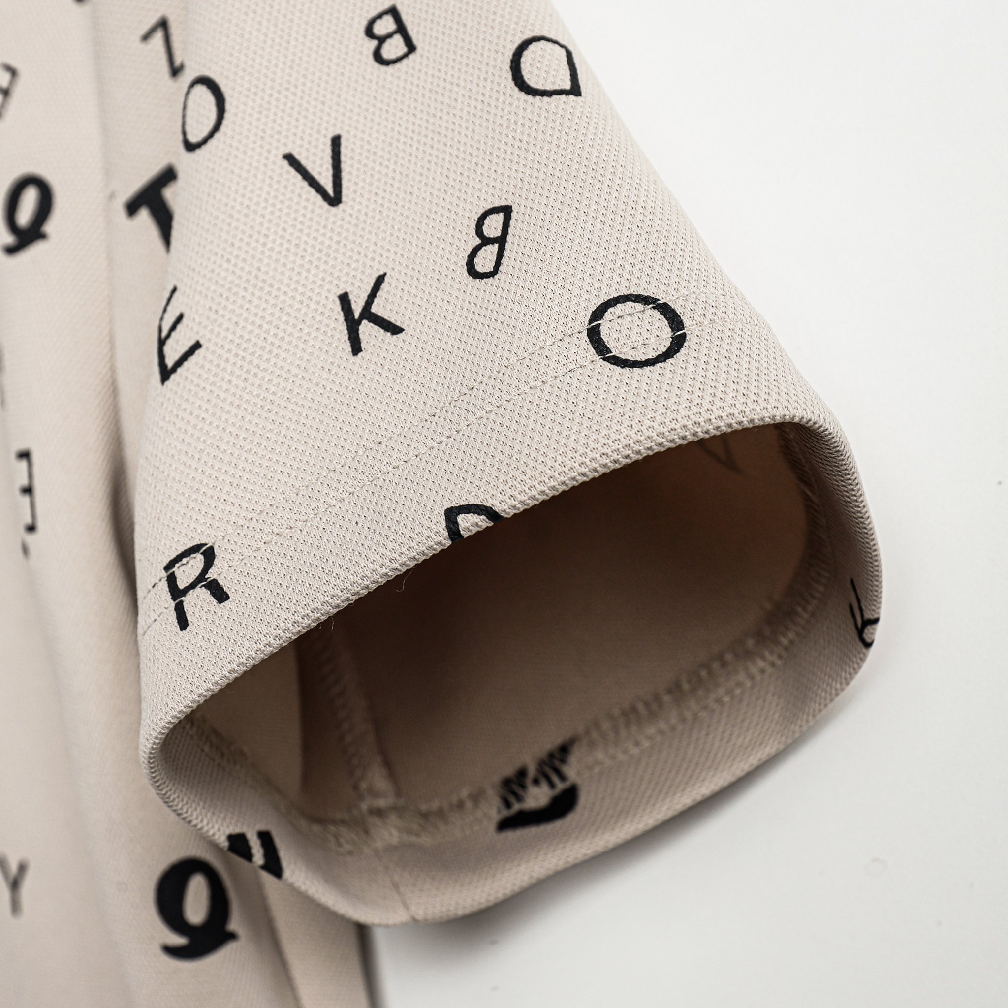 Áo thun cổ tròn thiết kế khóa kéo, chất vải cotton cá sấu pique, họa tiết chử in lụa Printed tee AMANLAB