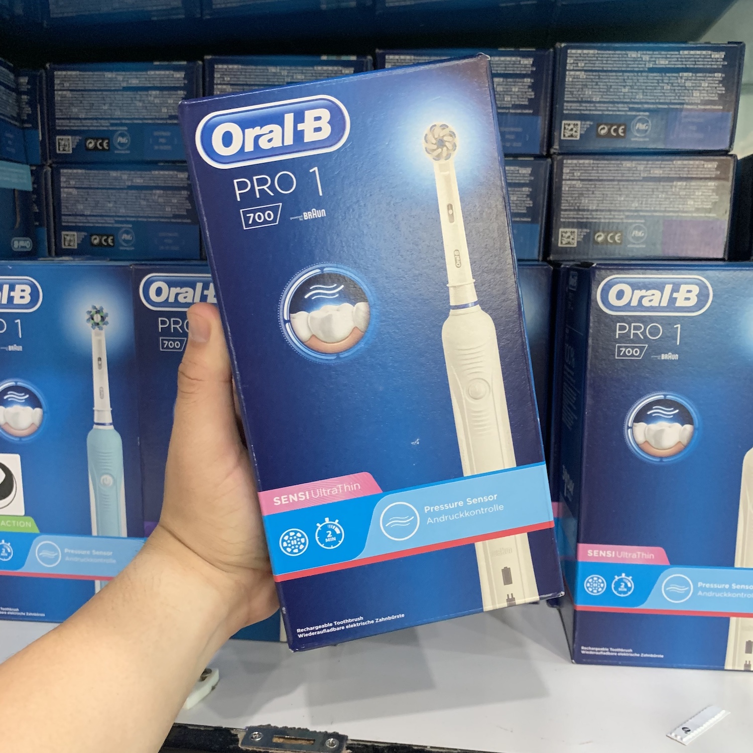 Ban chai dien oral b pro 1 700 trang