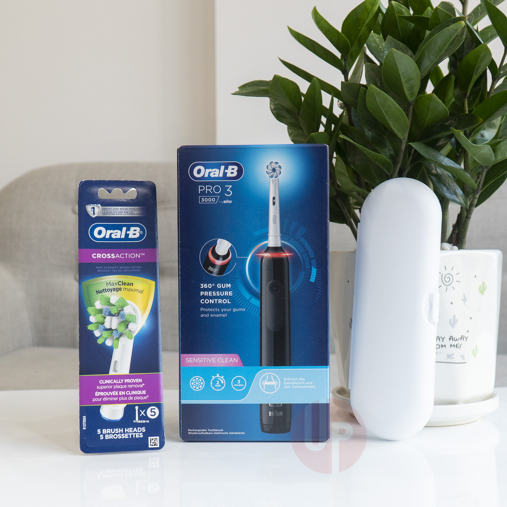 Ban chai dien Oral B Pro 3 3000 Bundle den