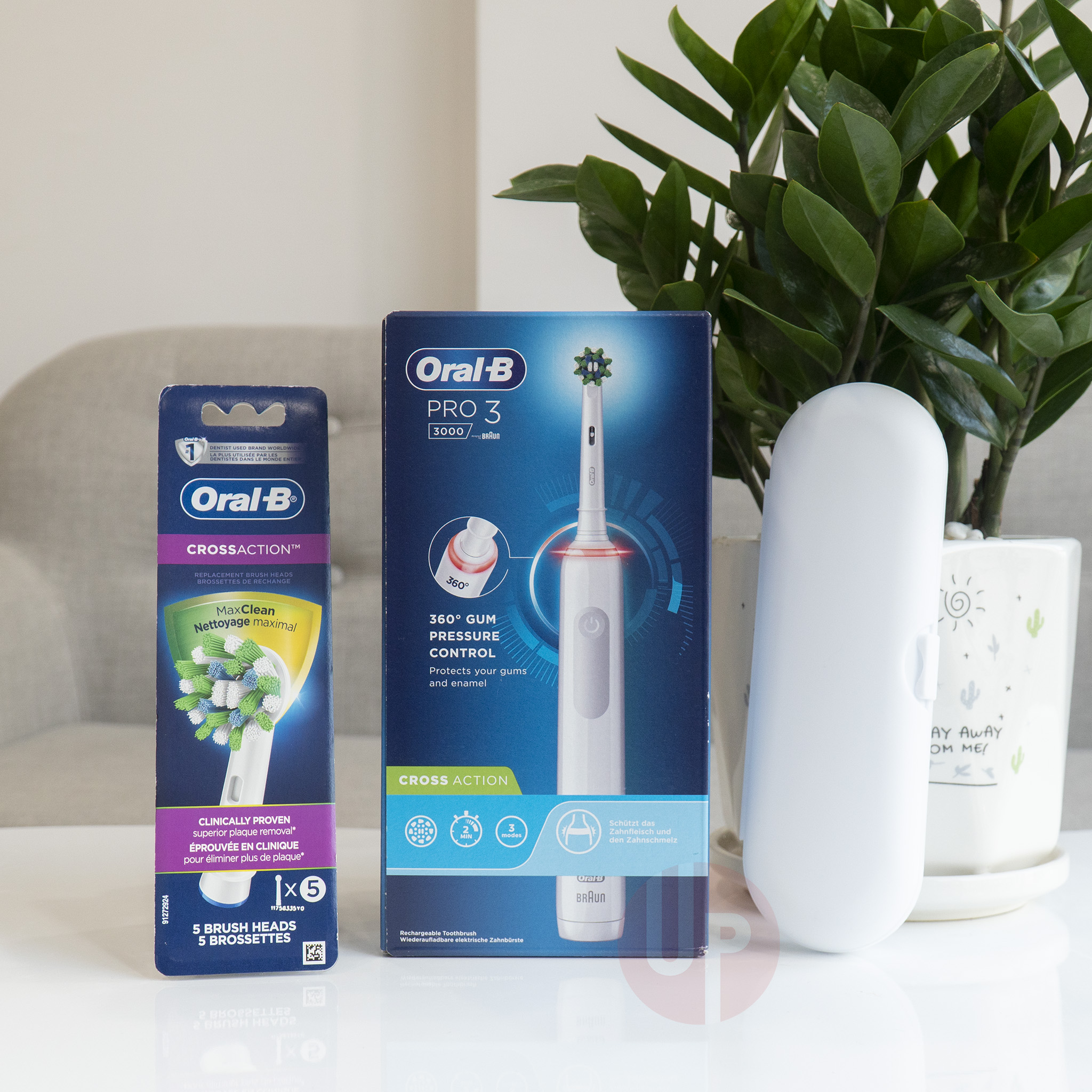 Ban chai dien Oral B Pro 3 3000 Bundle Trang