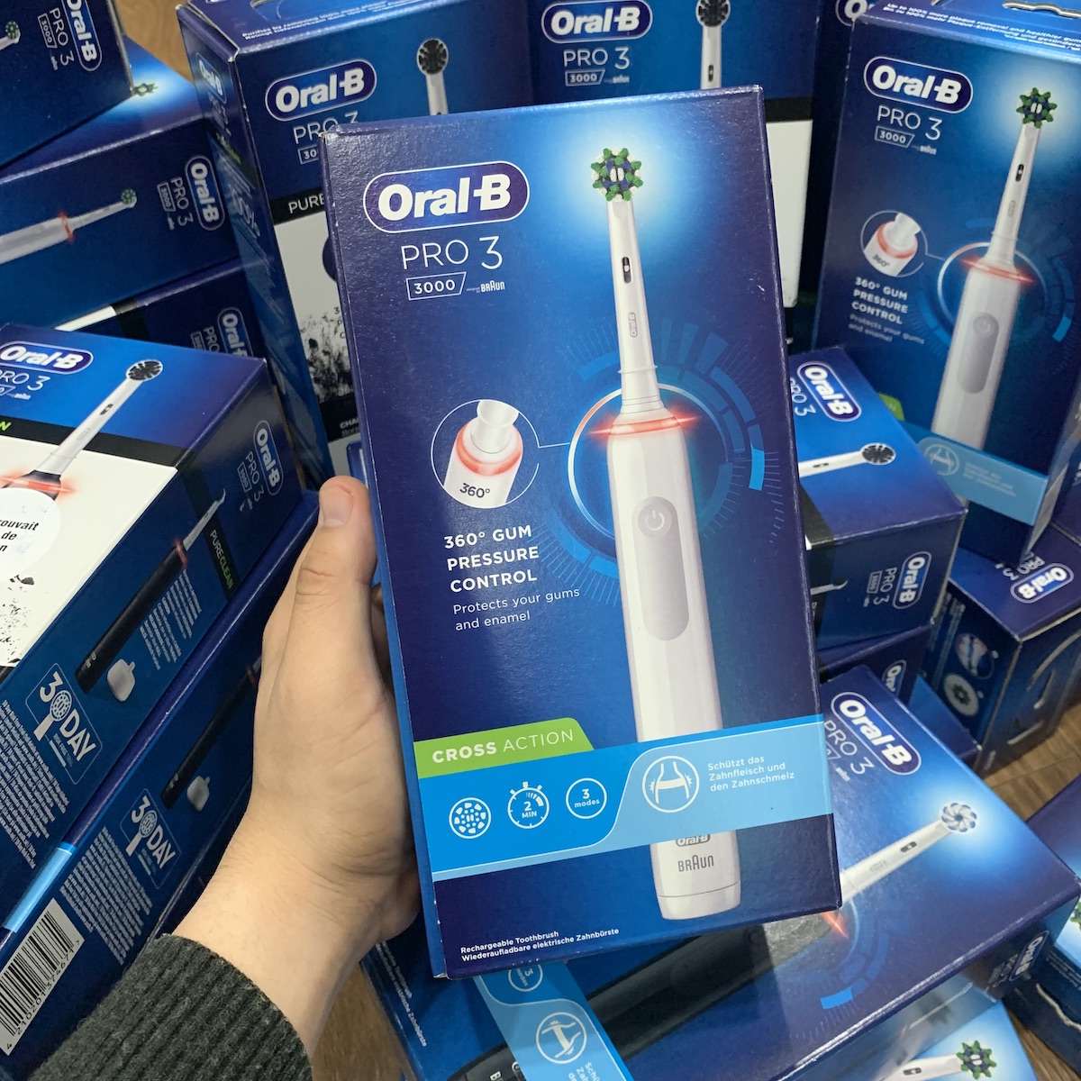 Ban chai dien oral b pro 3 3000 cross action