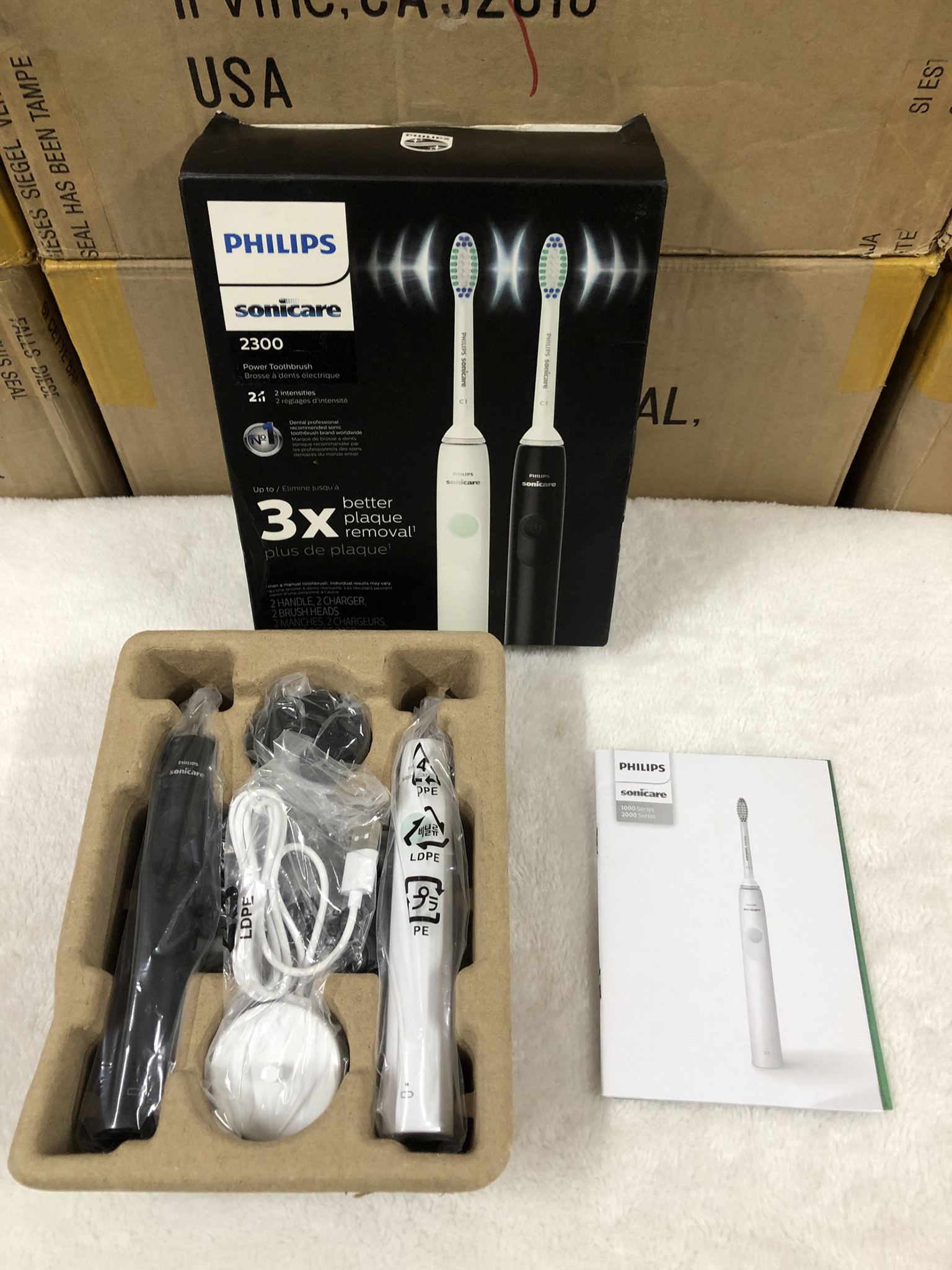 Set 2 chiếc bàn chải điện Philips Sonicare 2300 (Đen/Trắng)