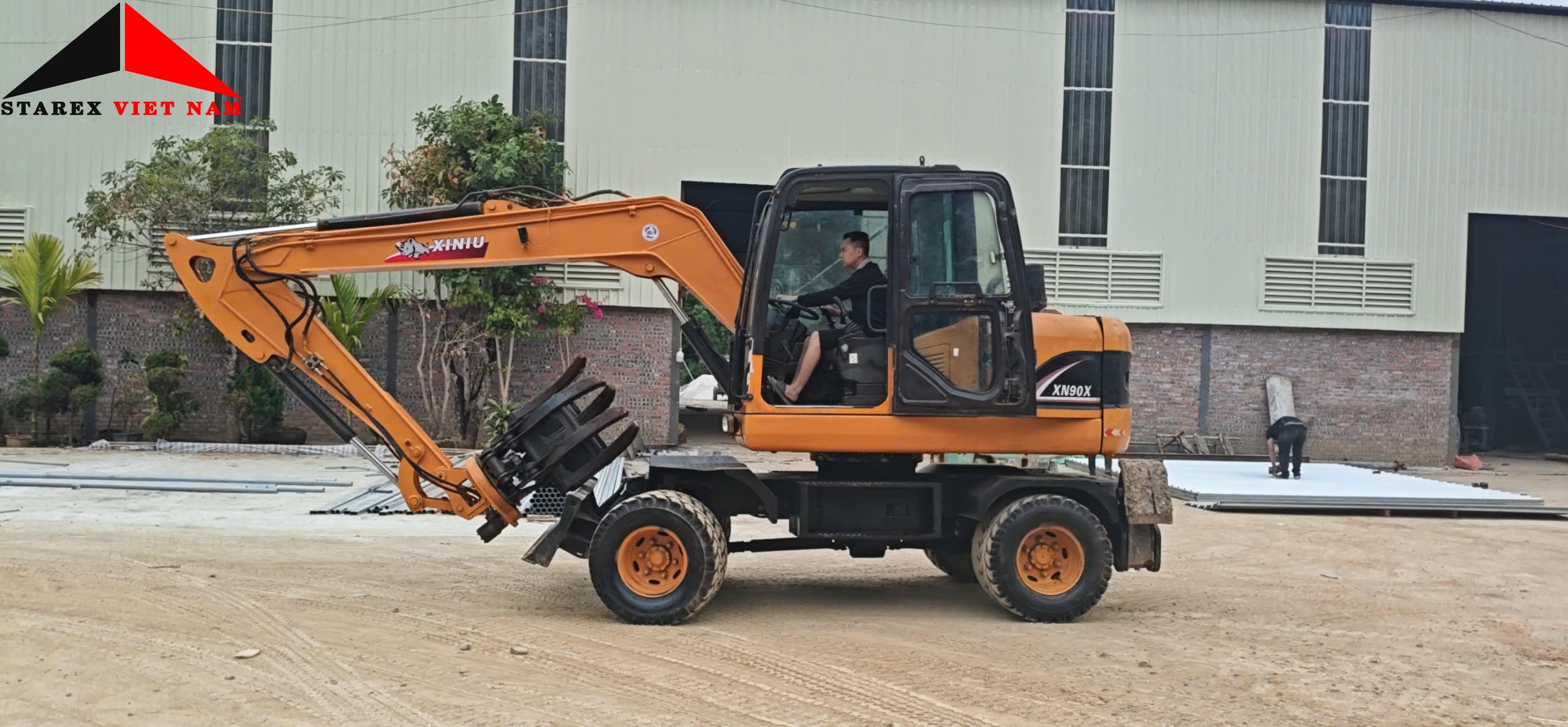 ban-giao-xe-dao-banh-lop-xiniu-xn90-doi-2020-va-may-xuc-lat-laigong-930la-ve-voi