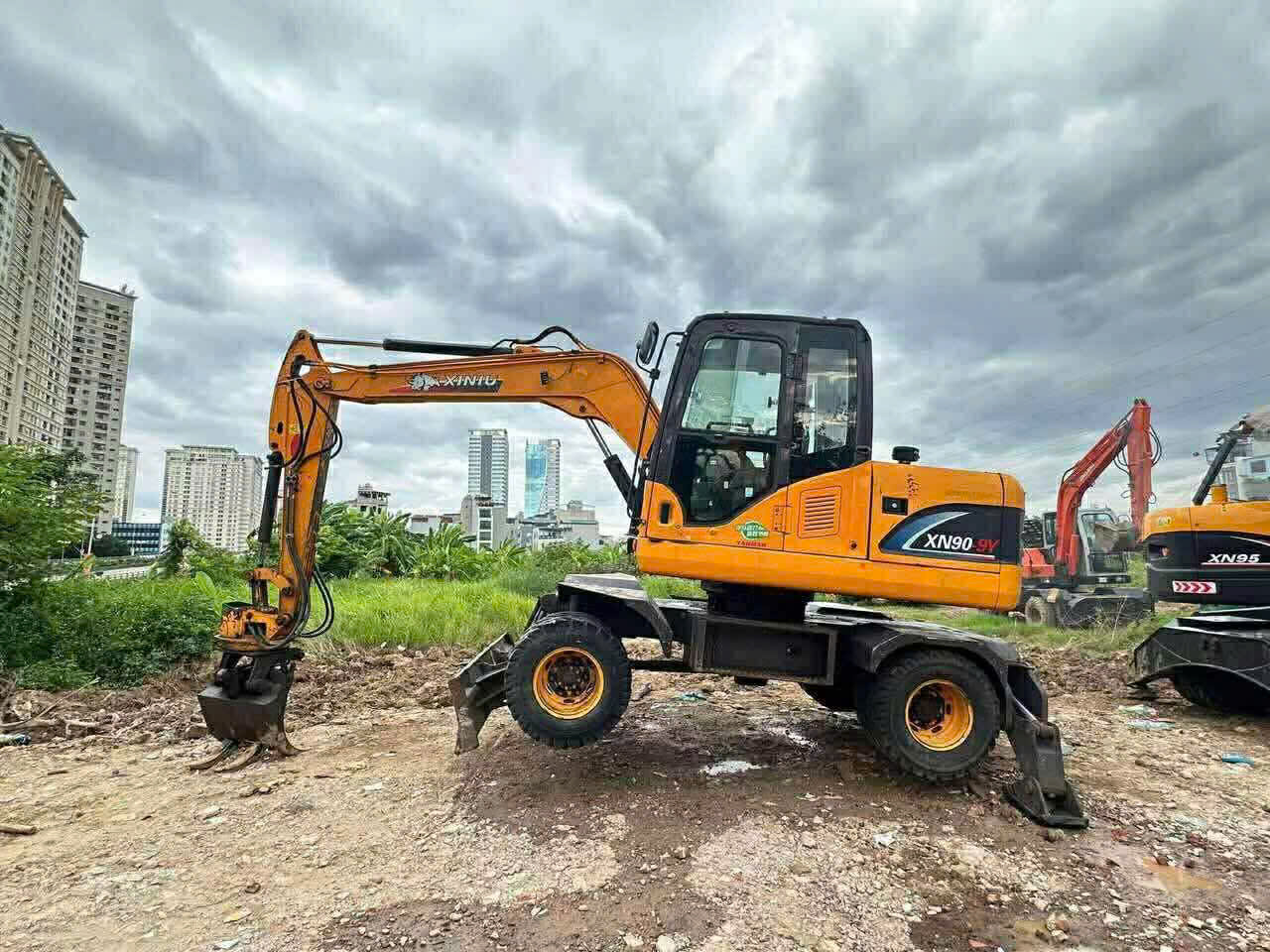 xiniu-90y-dong-may-xuc-dao-cu-duoc-ua-chuong-tai-cac-cong-trinh-vua-va-nho