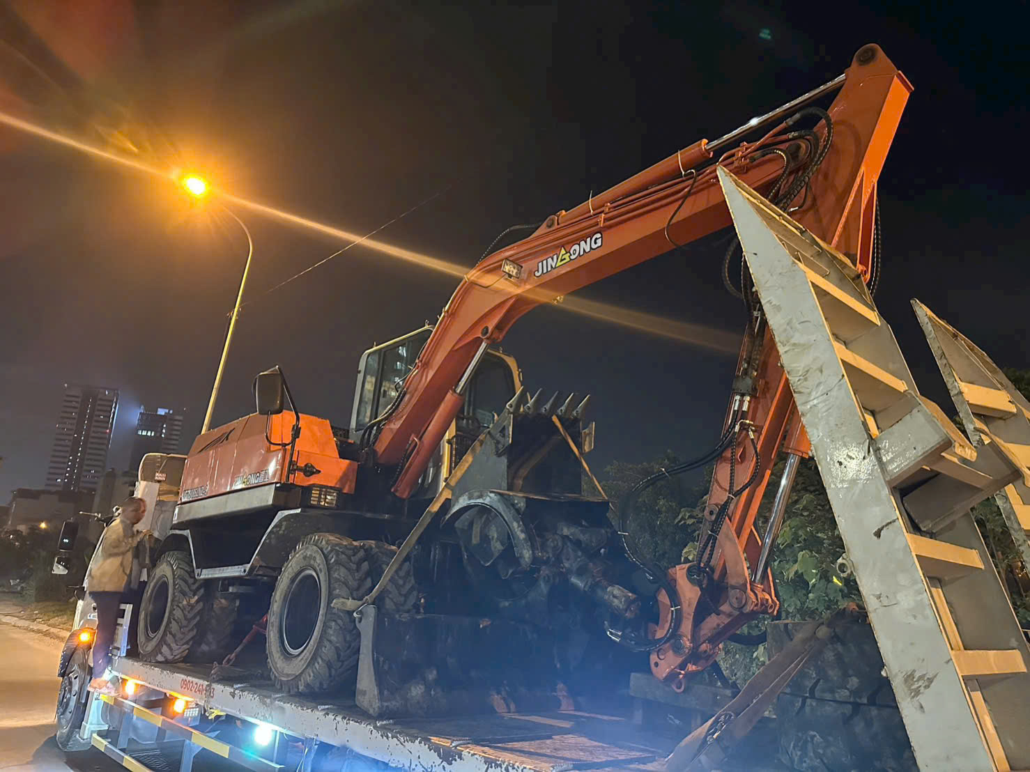 ban-giao-xe-xuc-dao-thanh-cong-cho-quy-khach-o-tuyen-quang