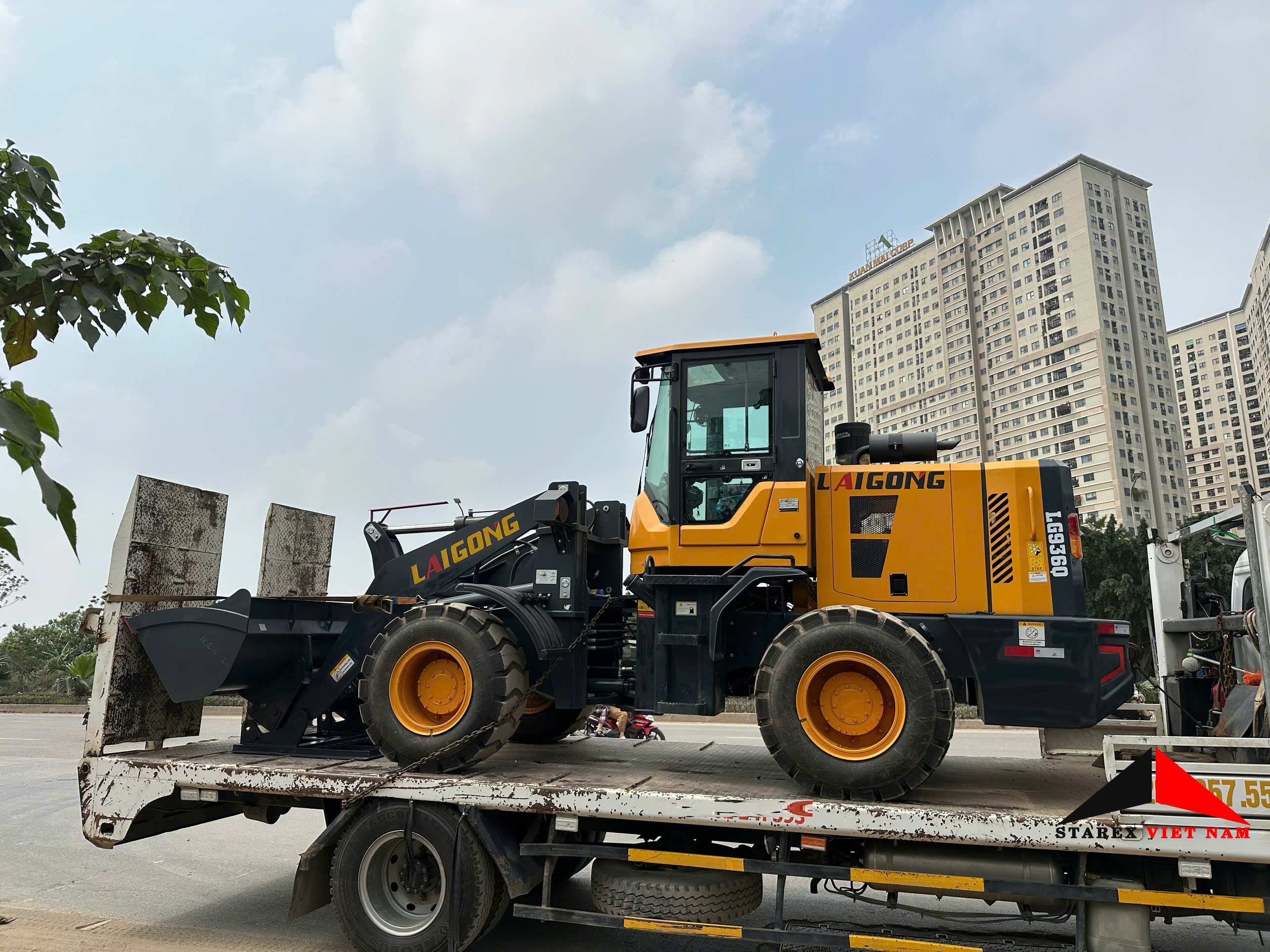 ban-giao-may-xuc-lat-1-2m3-laigong-lg936-ve-nha-may-san-xuat-gach-khong-nung