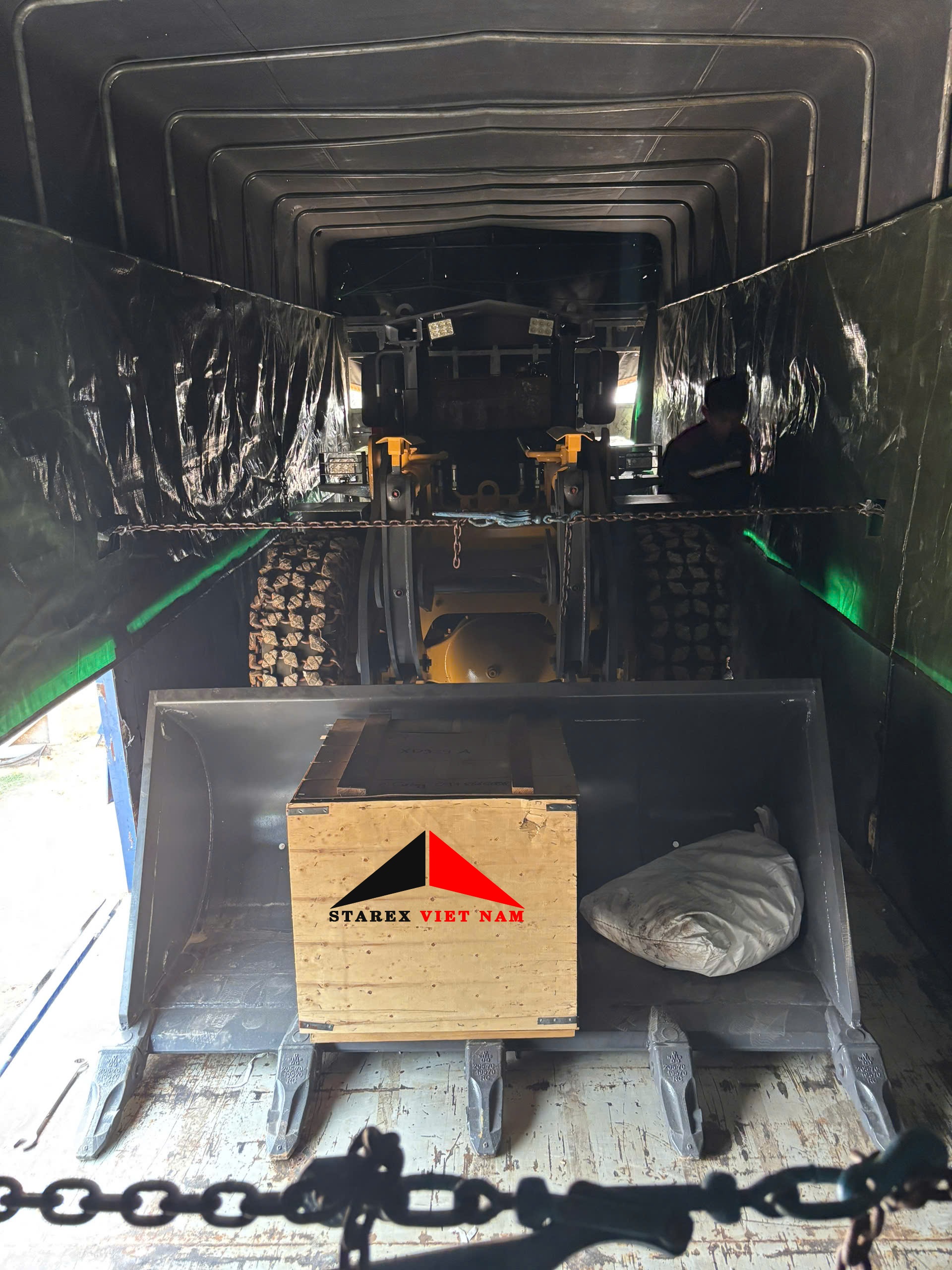 ban-giao-may-xuc-lat-ham-lo-xiandai-xd929a-ve-du-an-xay-dung-thuy-dien