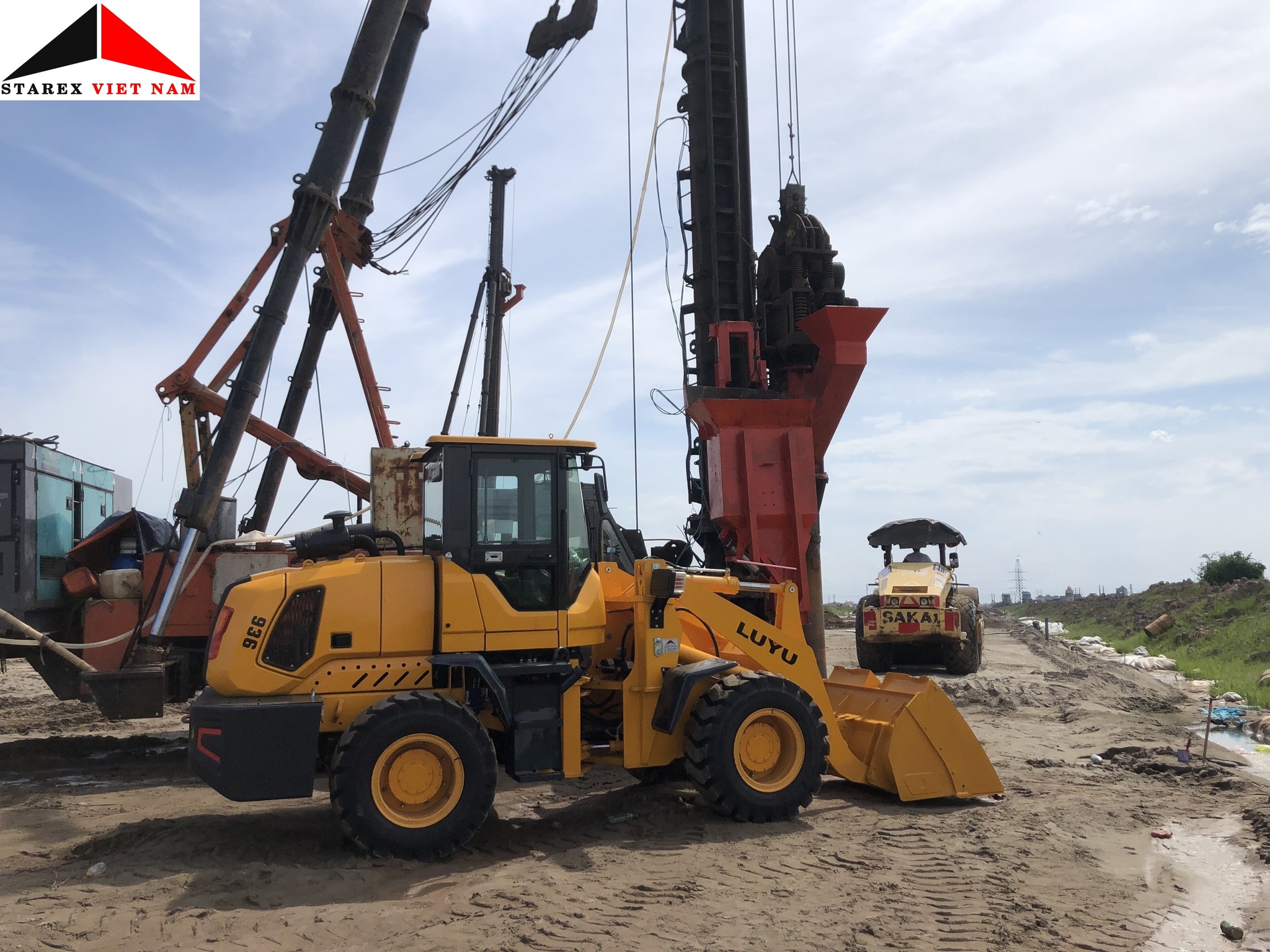 MÁY XÚC LẬT 936