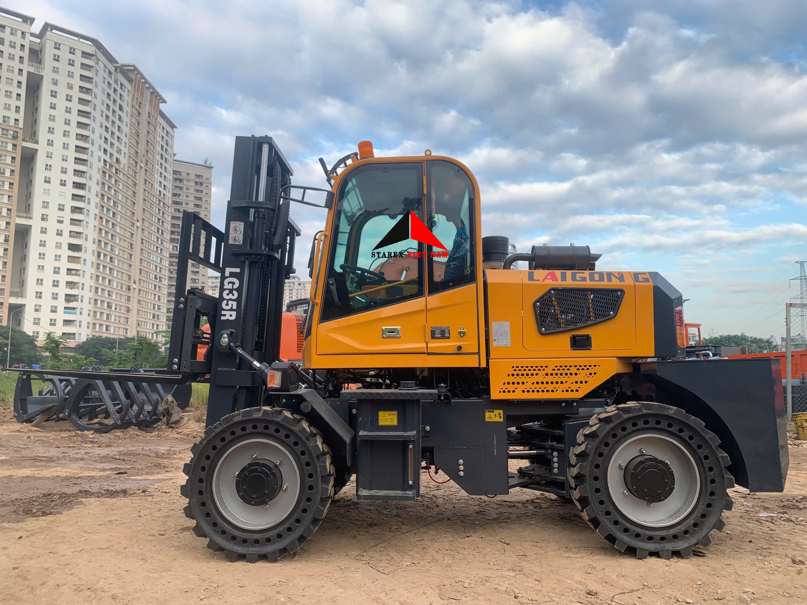 xe-nang-dia-hinh-laigong-lg35r