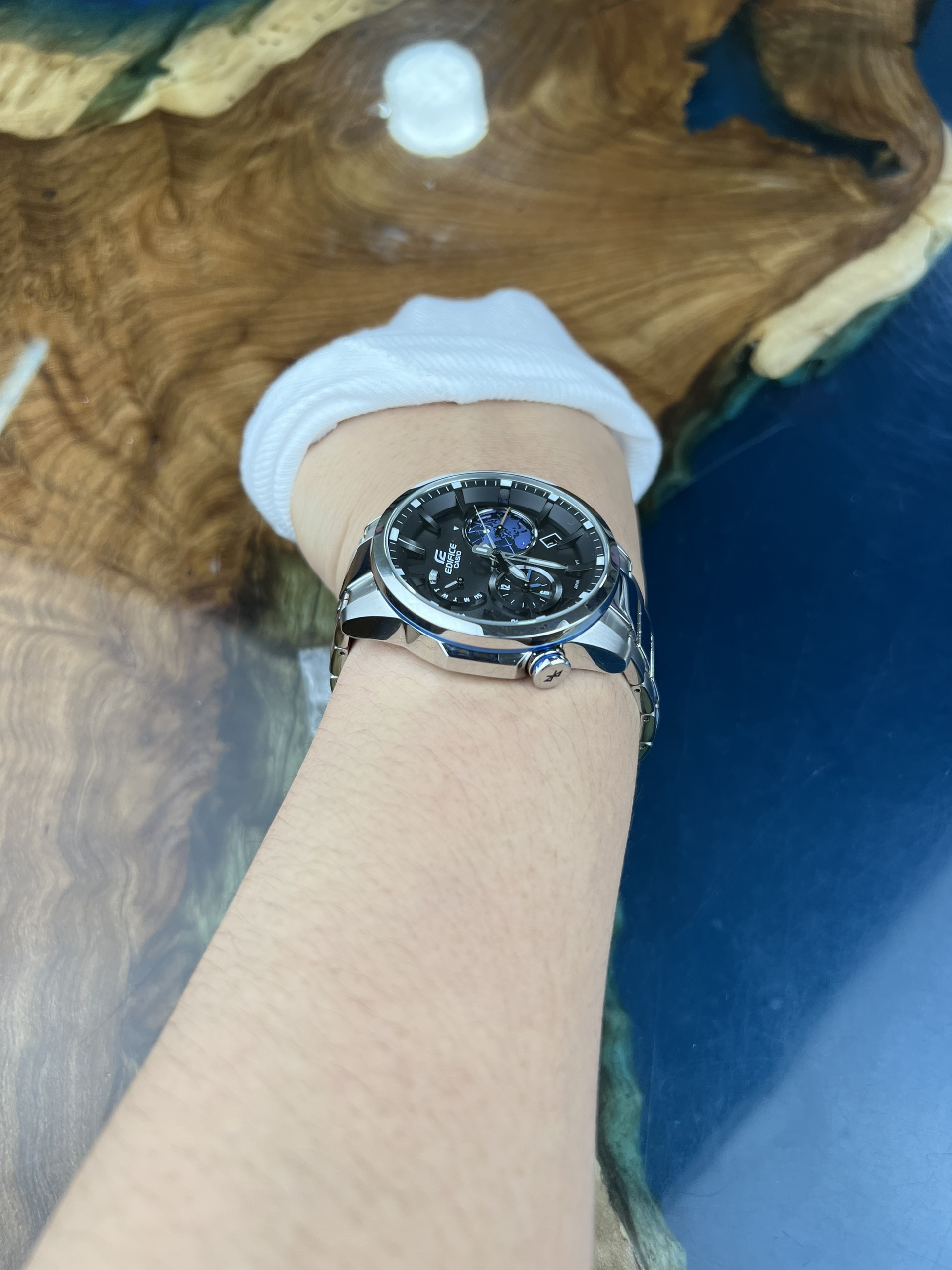 CASIO EDIFICE EQB-600D-1A2