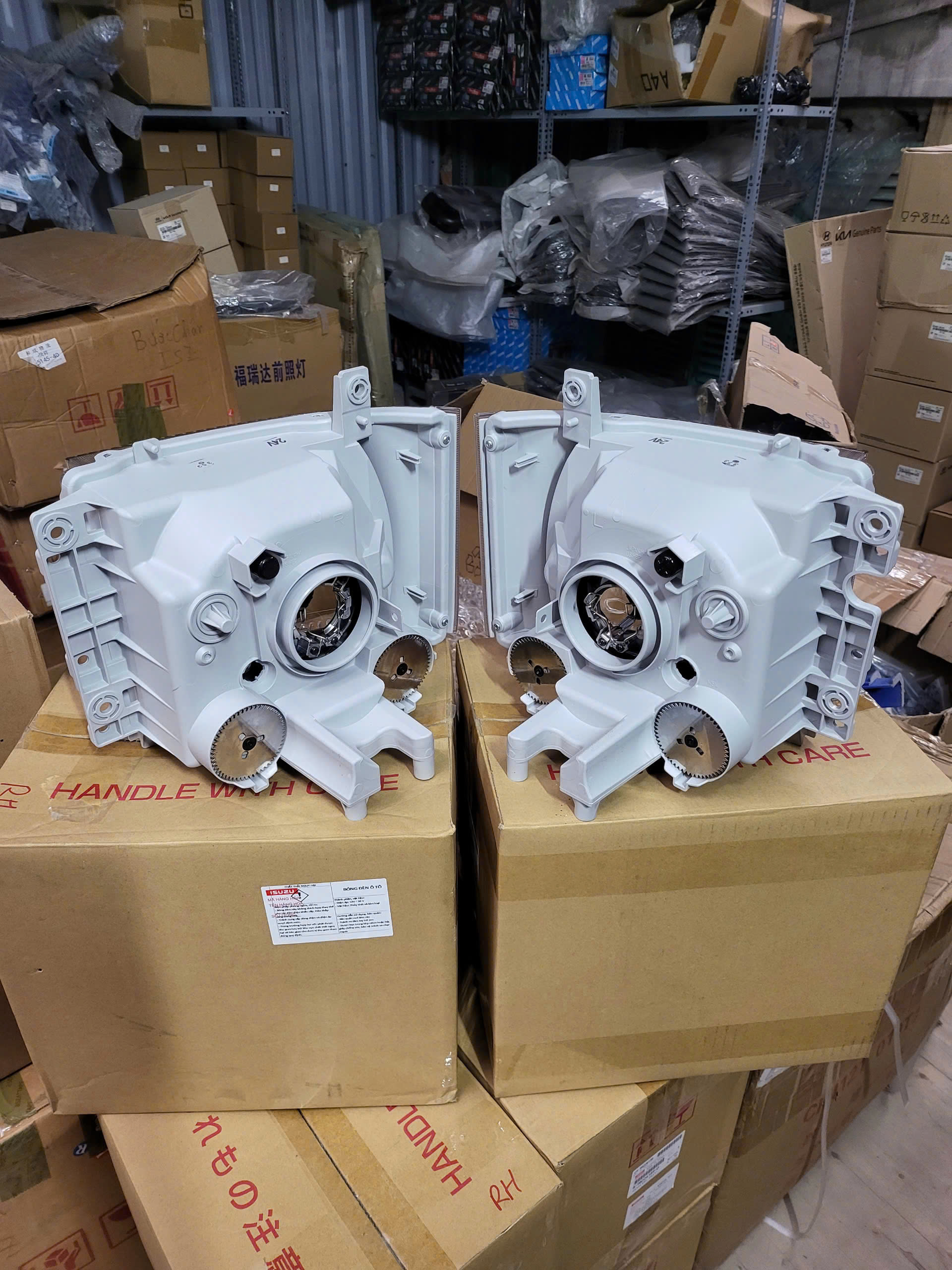 Đèn Pha ISUZU QKR 270 Đầu vuông Hàng Xịn Chính Hãng