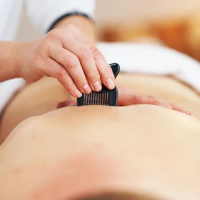 Cạo gió kết hợp xoa bóp