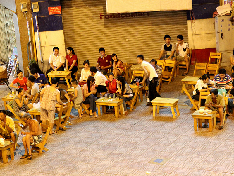 trang trí quán ăn vặt vỉa hè khi không có không gian quán