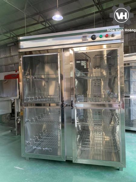 Vệ sinh bề mặt tủ sấy bát công nghiệp sau khi hàn