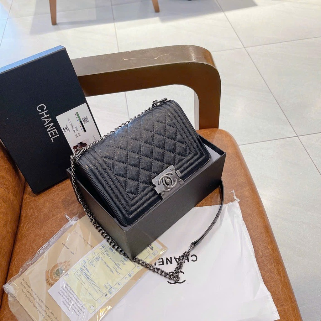 Túi Xách Chanel Boy Flap Bag Siêu Cấp Màu Đen Sọc V Da Lì Khóa Bạc