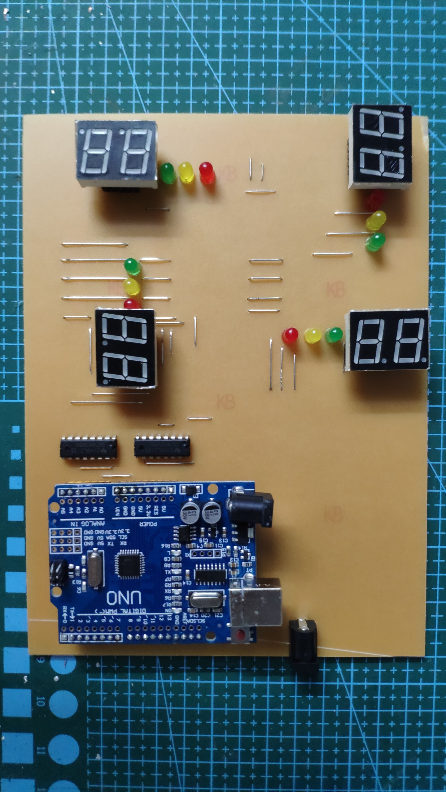 Mạch mô phỏng đèn giao thông ngã tư sử dụng Arduino Mạch mô phỏng đèn giao thông ngã tư sử dụng Arduino