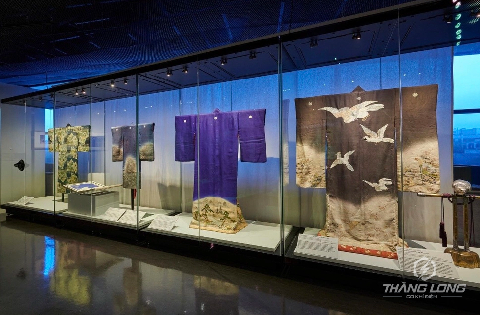 Tủ kính trưng bày hiện vật Bảo tàng Hà Nội