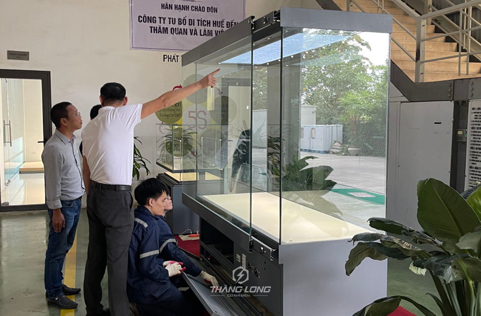 Tủ trưng bày Điện Kiến Trung - Hoàng Thành Huế