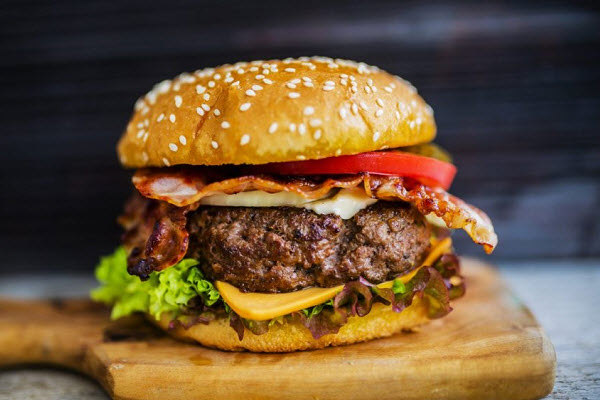 Burger đĩa bay và 3 kiểu bánh mì lạ vị ở TP.HCM