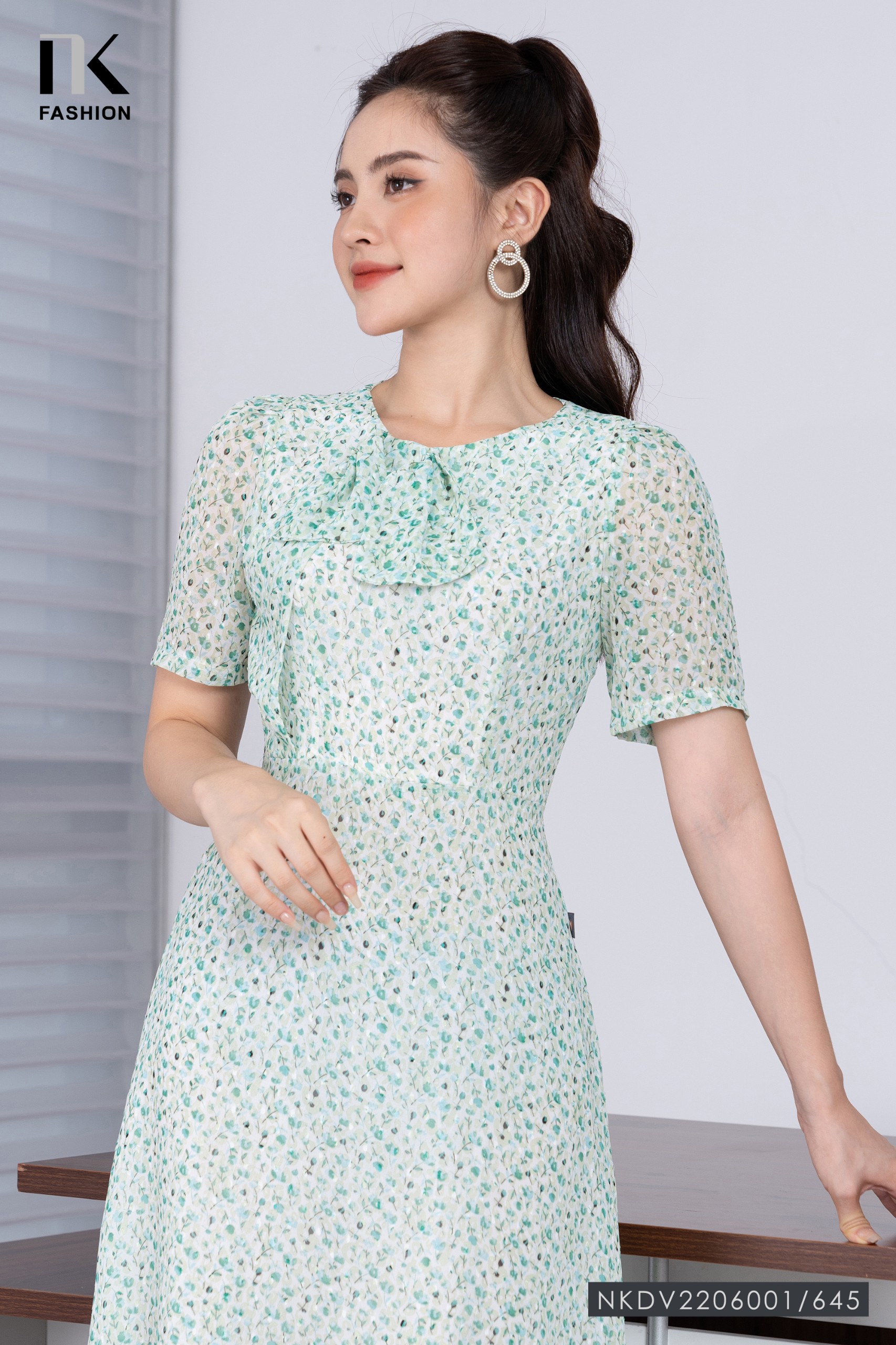 Váy hoa nhí tay phồng cổ V nhẹ nhàng Hàn Quốc - Đầm, váy nữ | ThờiTrangNữ.vn