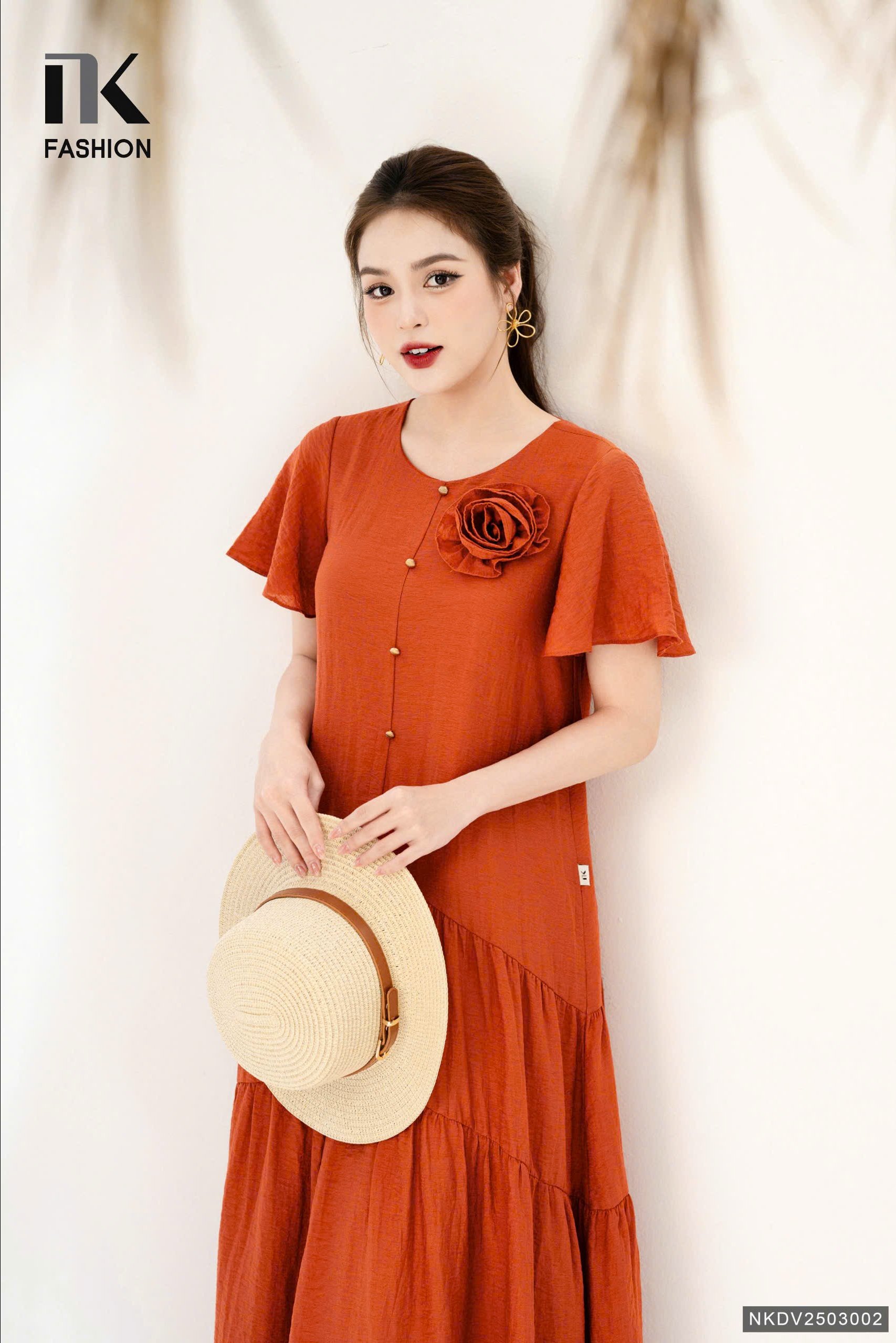 Váy Đầm Maxi Gun Nữ Tính Dáng Suông Thoải Mái NKDV2503002