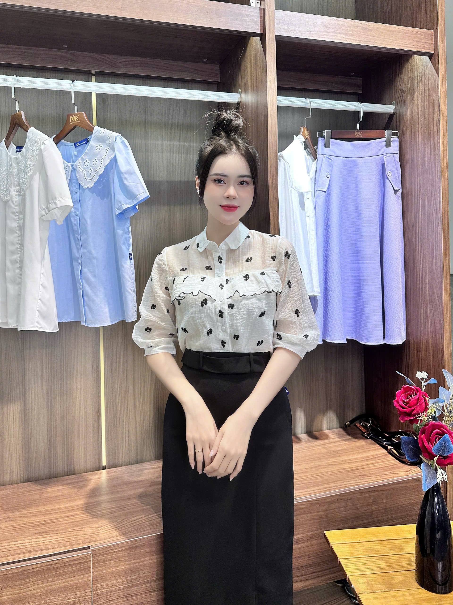 Áo Sơ Mi Cổ Sen Bẻ Thêu Hoa UK Fashion Công Sở Nữ Thanh Lịch, Nữ Tính Vải Mềm Mịn UKFSM2408010