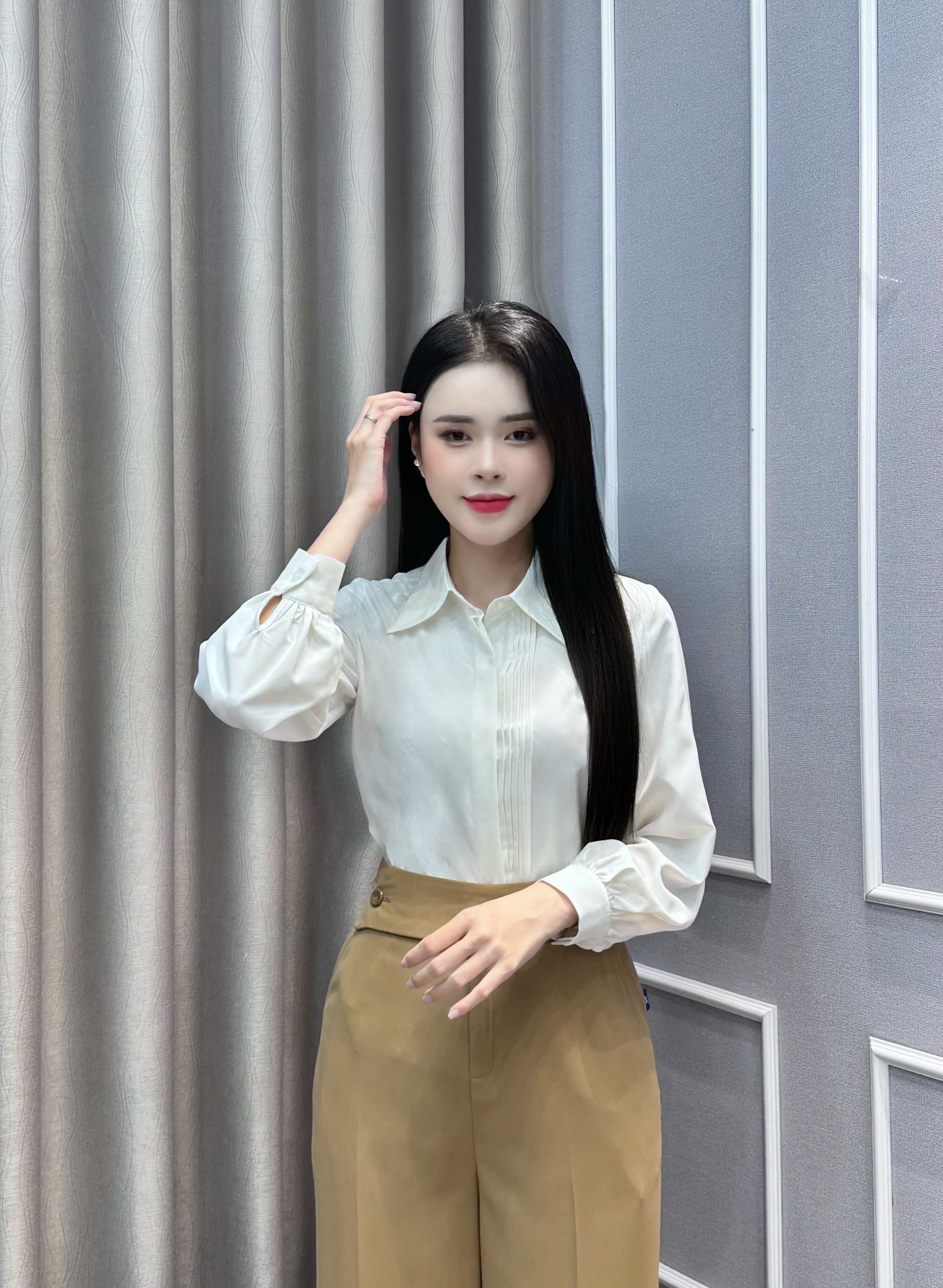 Áo Sơ Mi Cổ Đức Bấu Mí UK Fashion Công Sở Nữ Thanh Lịch Vải Mềm Mịn UKSM2407007