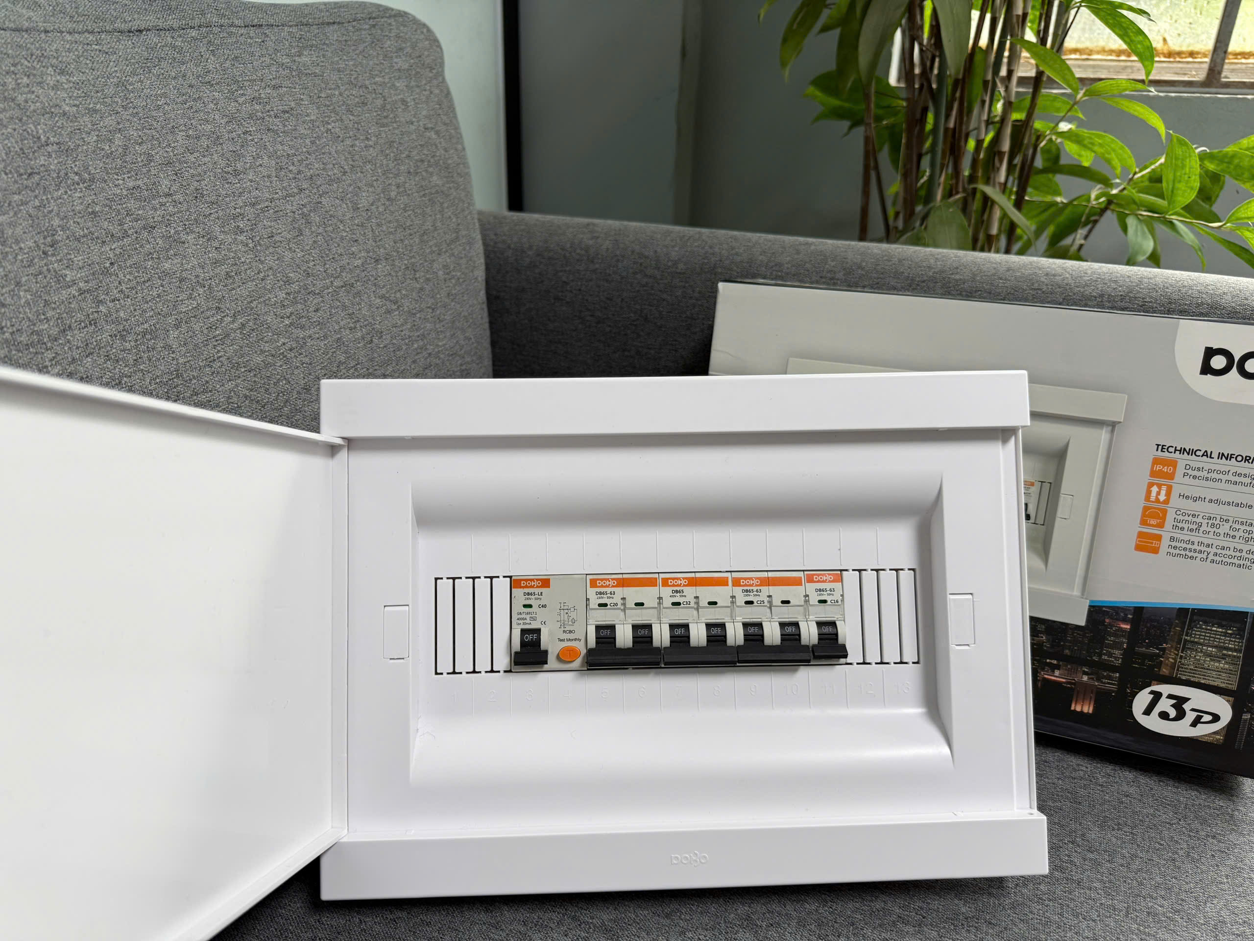 Tủ điện nhựa âm tường mặt phẳng 13 module VF-DP13P