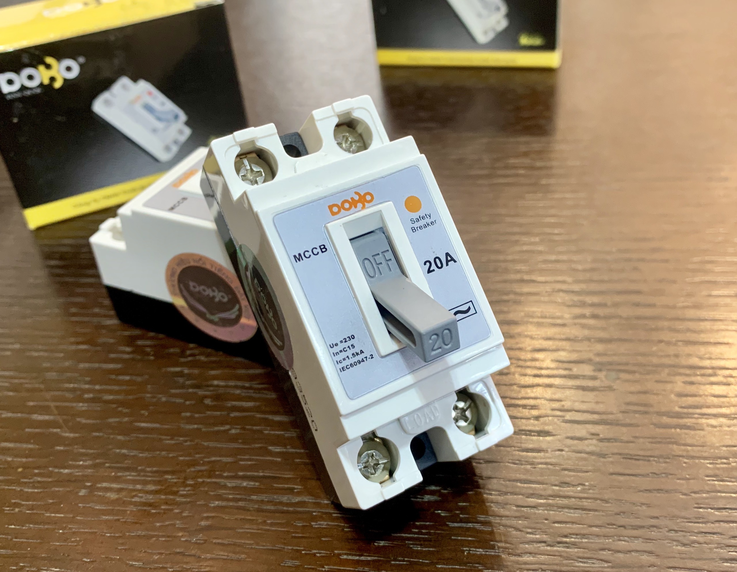 Cầu dao tự động an toàn 15A MCCB 2P 15A 1.5kA DoBo MCCB-8815C