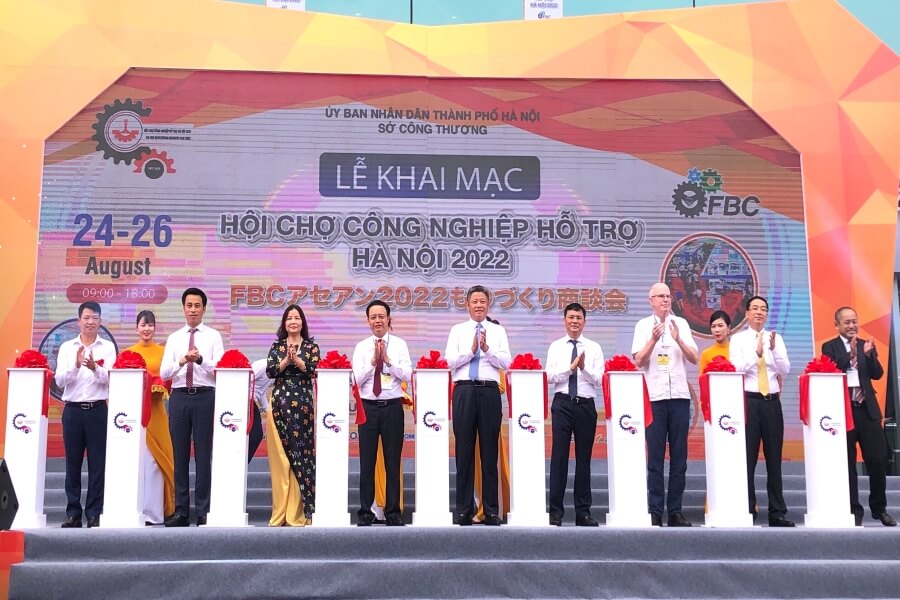 Các đại biểu cắt băng khai mạc Hội chợ Công nghiệp hỗ trợ TP. Hà Nội năm 2022