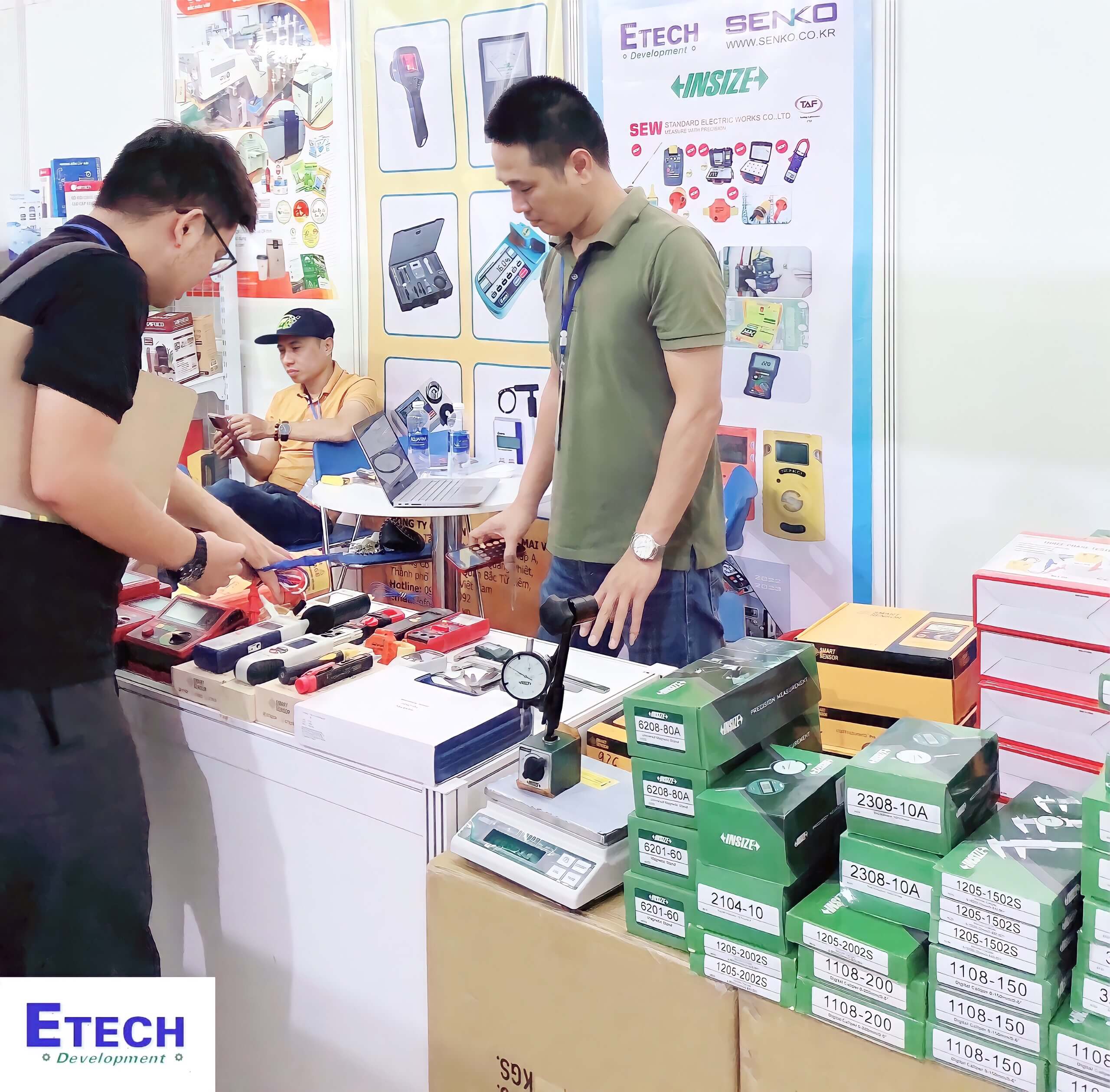Gian hàng của ETECH Việt nam đón nhận được nhiều sự quan tâm của khách hàng từ hãng Smartsensor