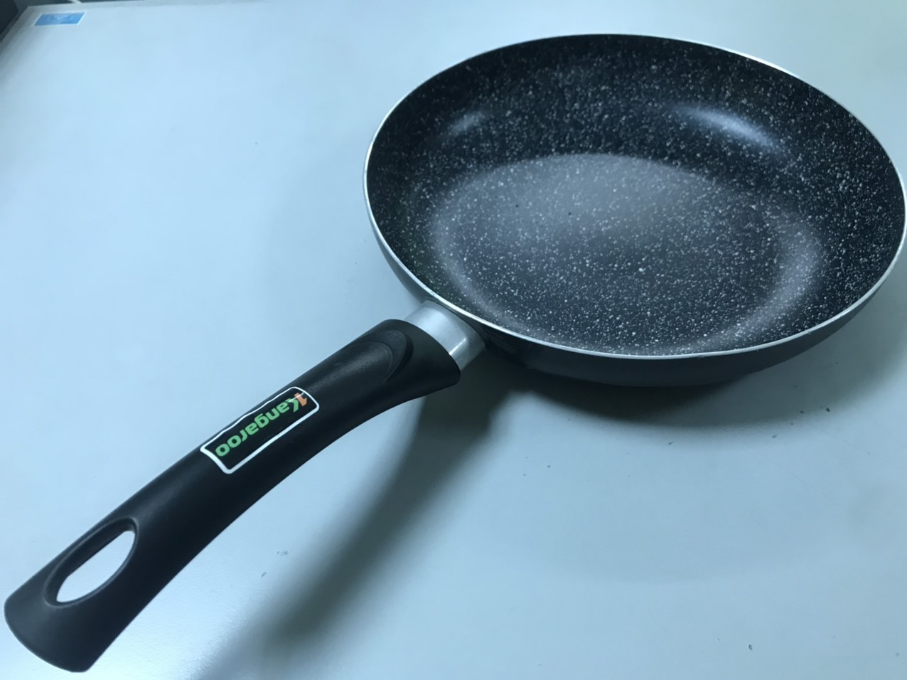 Chảo vân đá đáy từ Kangaroo KG913S