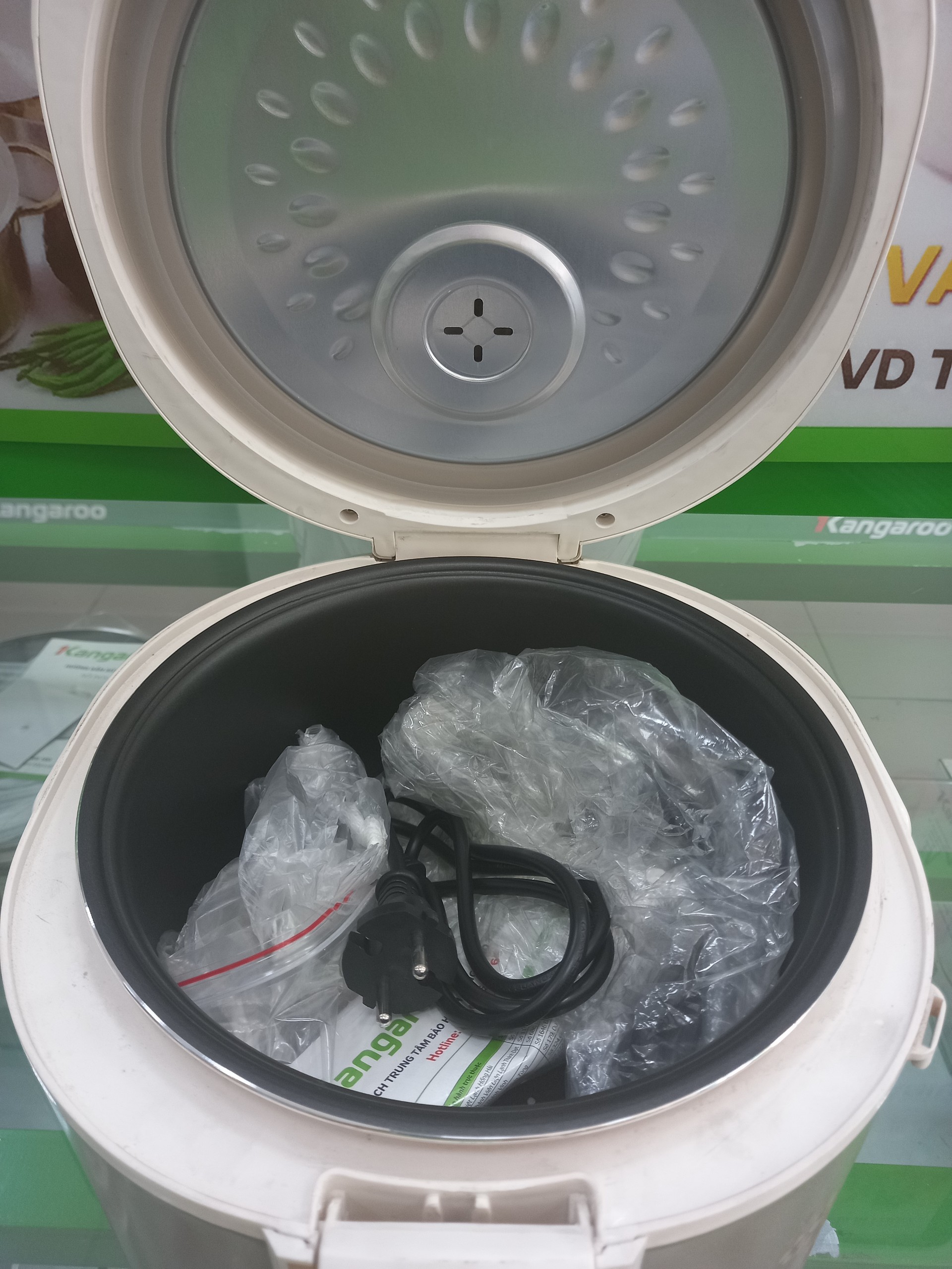 Nồi cơm điện Kangaroo KG568 - Hàng trưng bày thanh lý