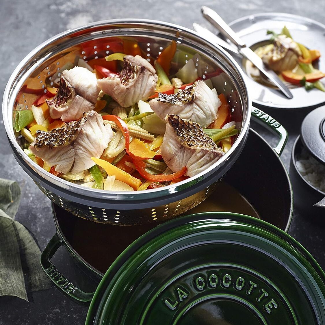 Staub - Nồi gang tròn kèm xửng hấp