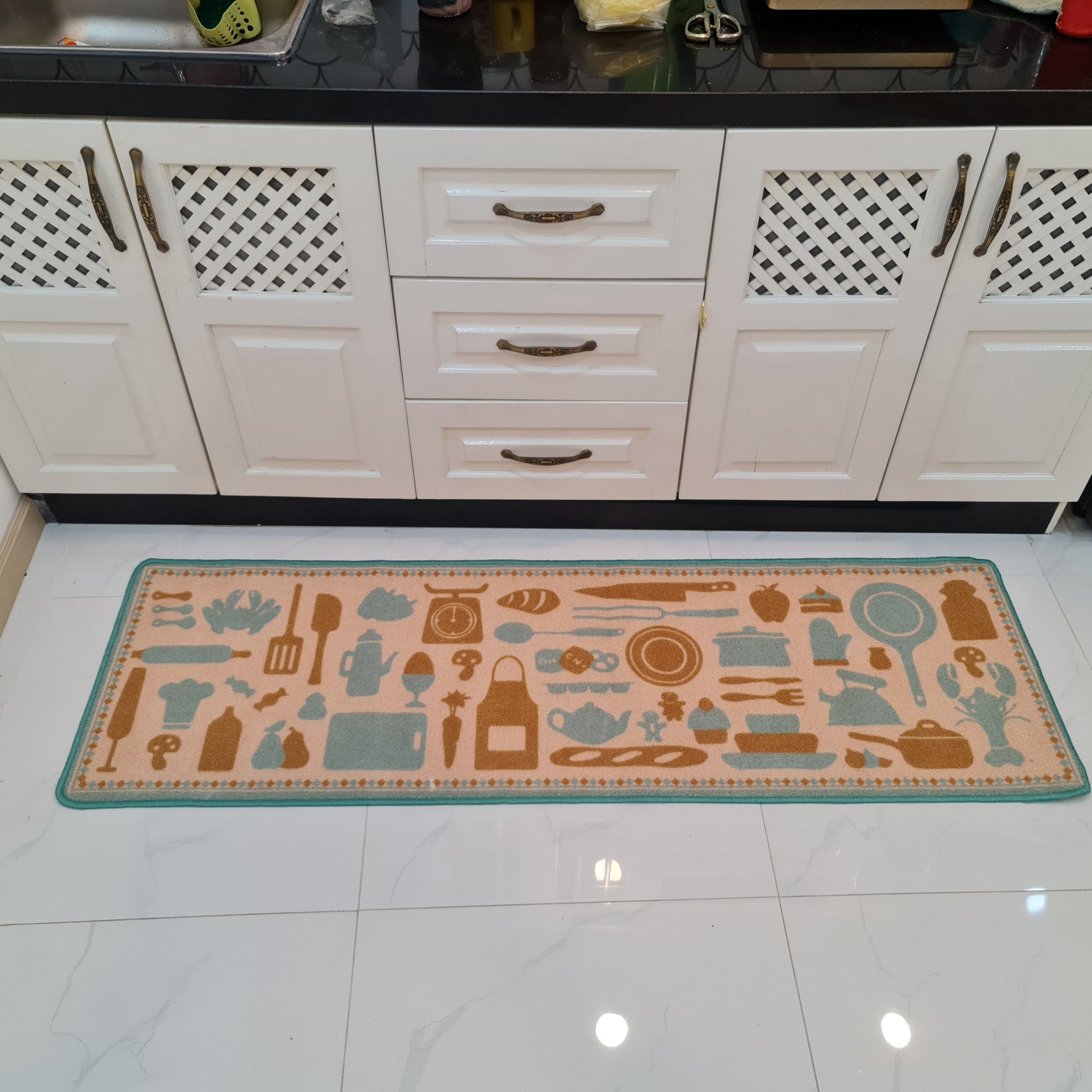Thảm bếp lam là sản phẩm tuyệt vời để trang trí cho gian bếp của bạn. Với màu xanh nam tính, thảm bếp này là sự lựa chọn hoàn hảo để tạo nên không gian bếp đẹp mắt và thu hút.