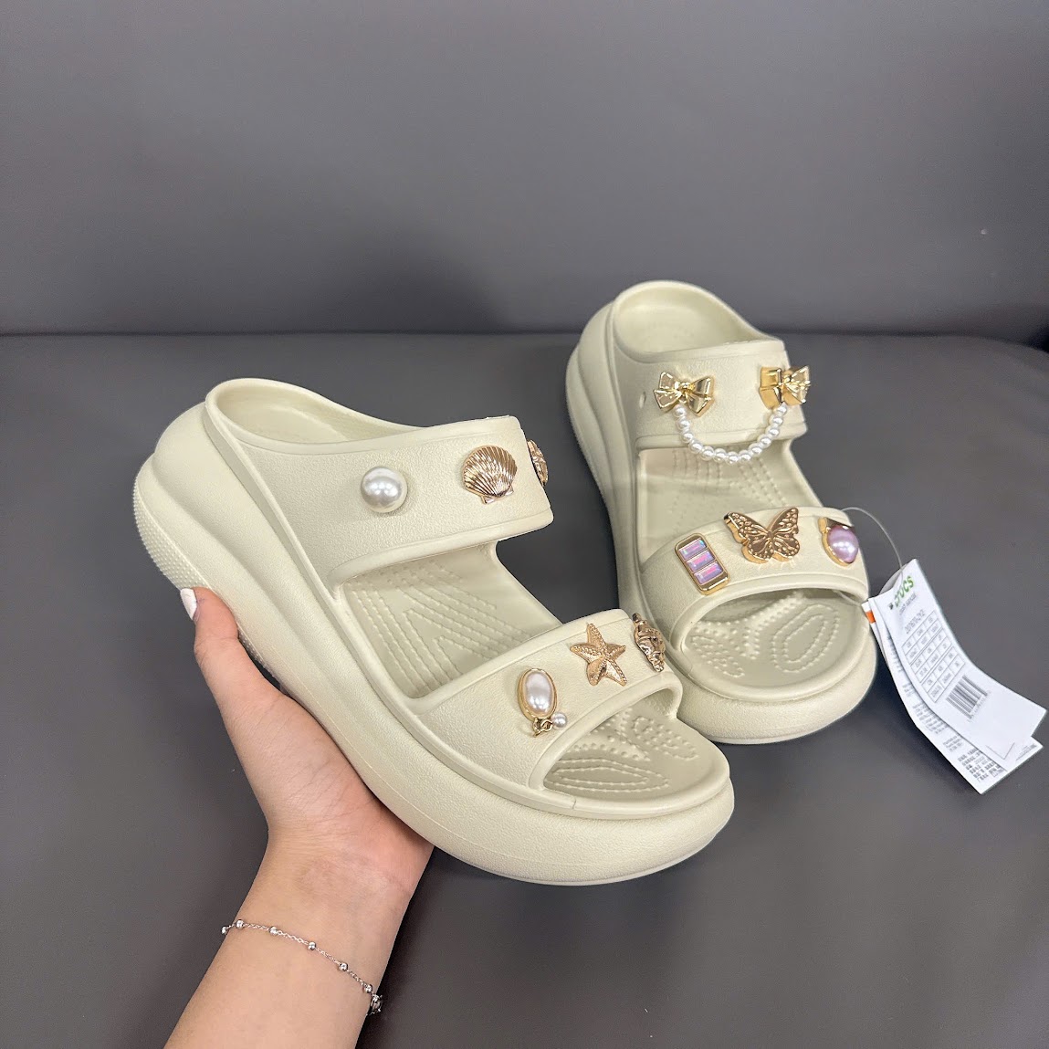 Dép Xăng Đan Unisex Crocs Classic Crush Bone [ 207670-2Y2 ]