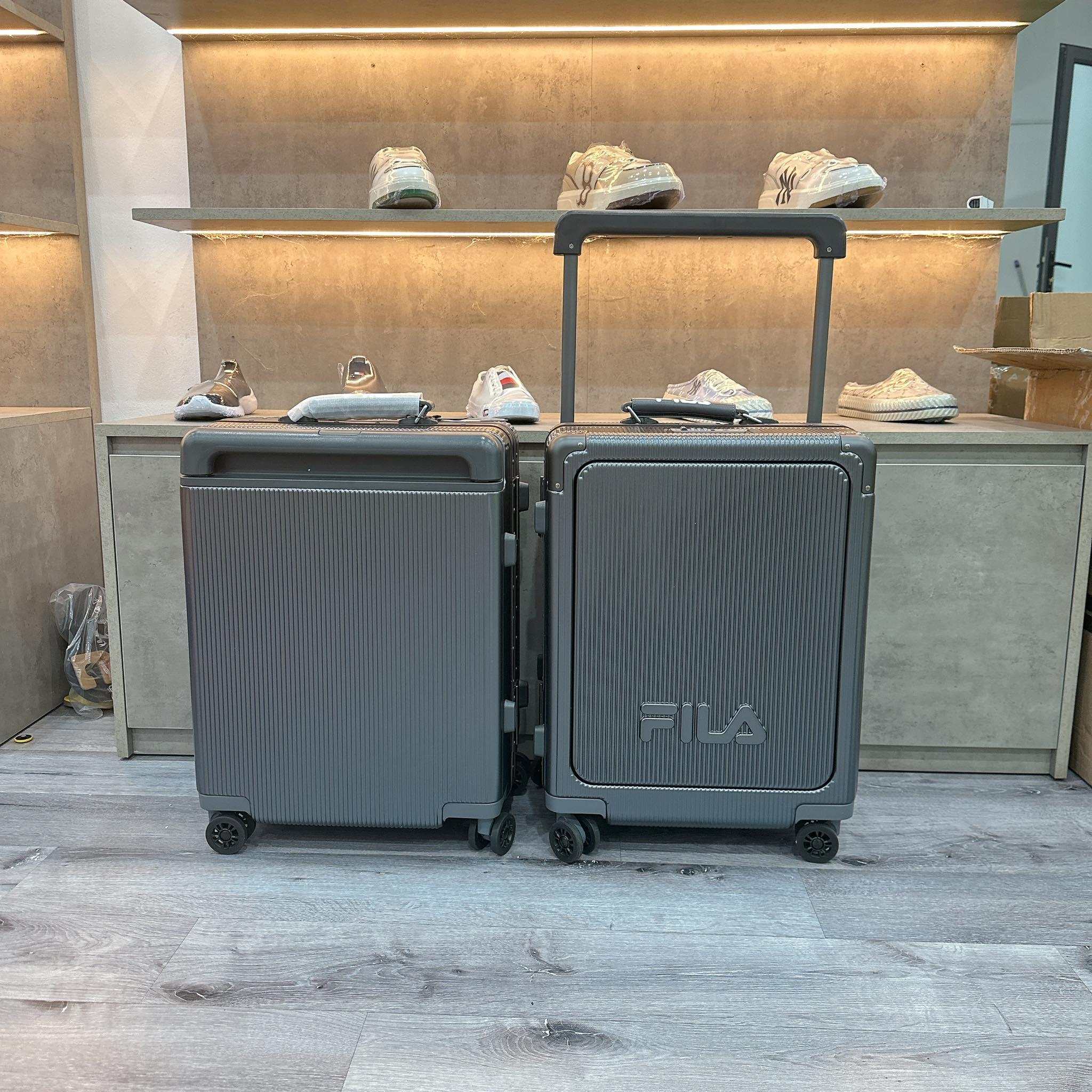 Vali kéo Fila Ghi Chính Hãng Size 20 - [ 43x24x58.5 ]