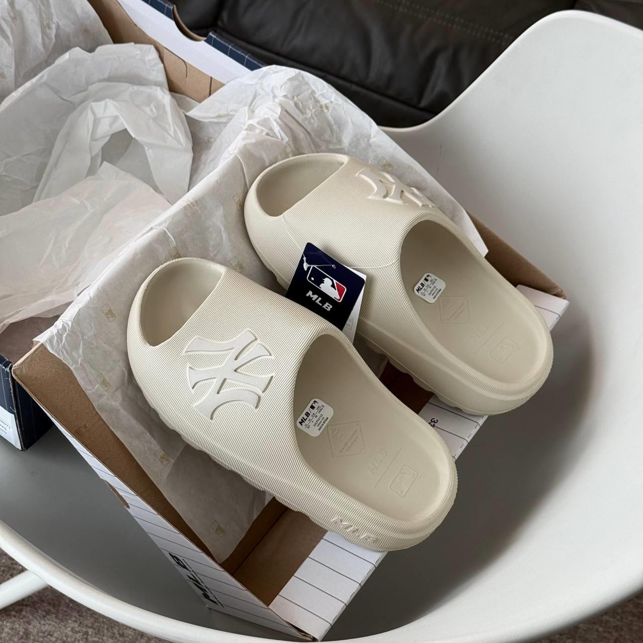 Dép MLB Skipper Slide New York Yankees Cream [ 3ALPS0153-50IVS ]