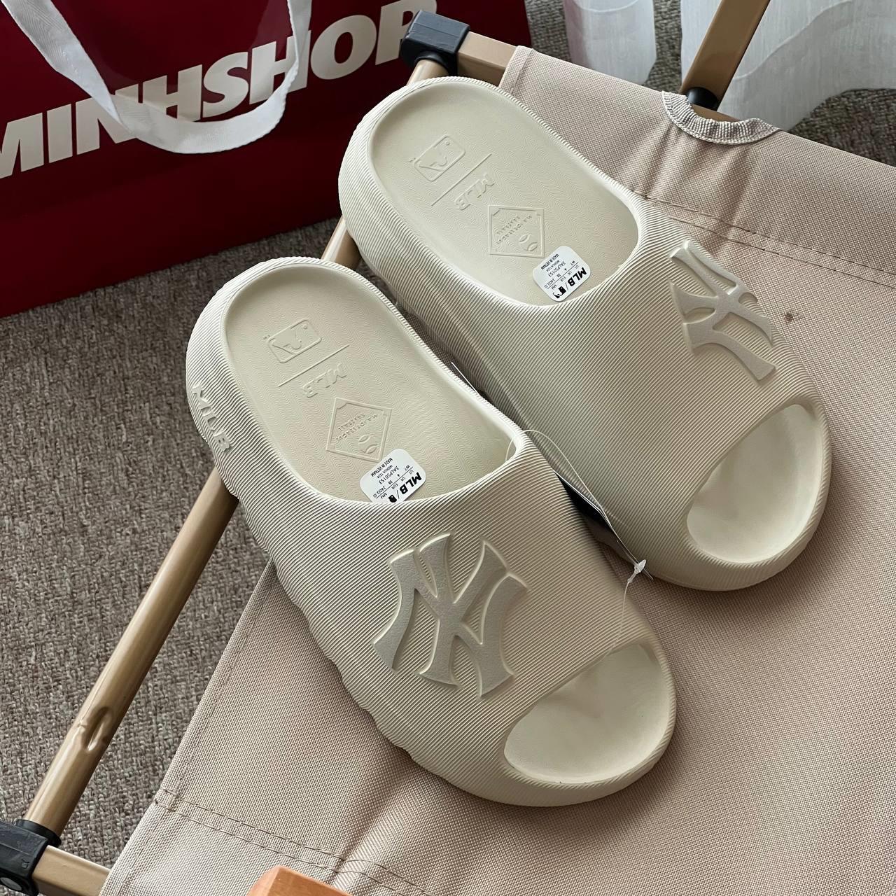 Dép MLB Skipper Slide New York Yankees Cream [ 3ALPS0153-50IVS ]