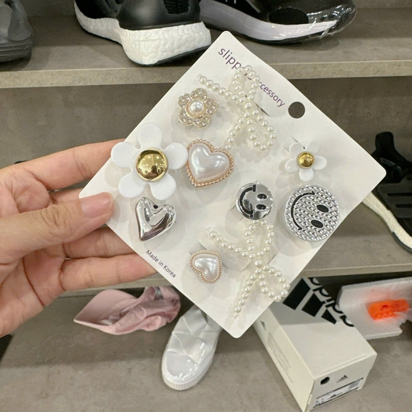 Combo 10 chiếc Jibbitz Crocs, Sticker Gắn Dép, Charm Bearbrick