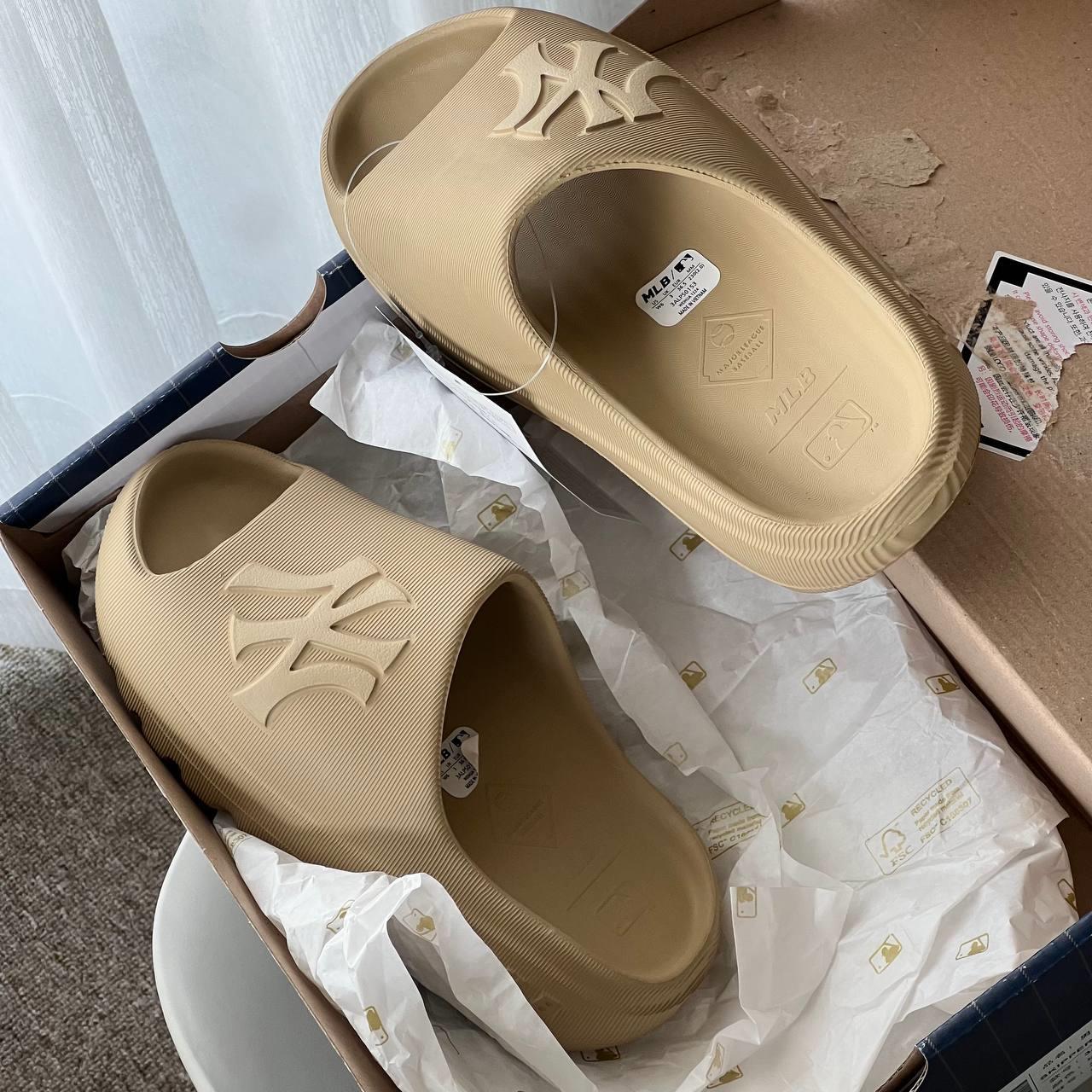 Dép MLB Skipper Slide New York Yankees Light Beige [ 3ALPS0153 - 50SAS ]