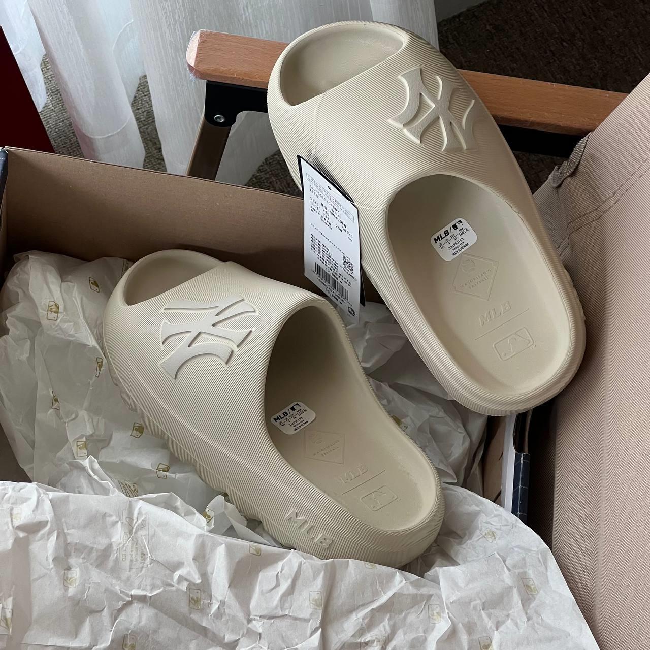 Dép MLB Skipper Slide New York Yankees Cream [ 3ALPS0153-50IVS ]