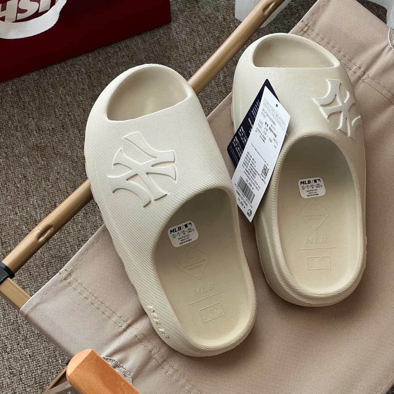 Dép MLB Skipper Slide New York Yankees Cream [ 3ALPS0153-50IVS ]