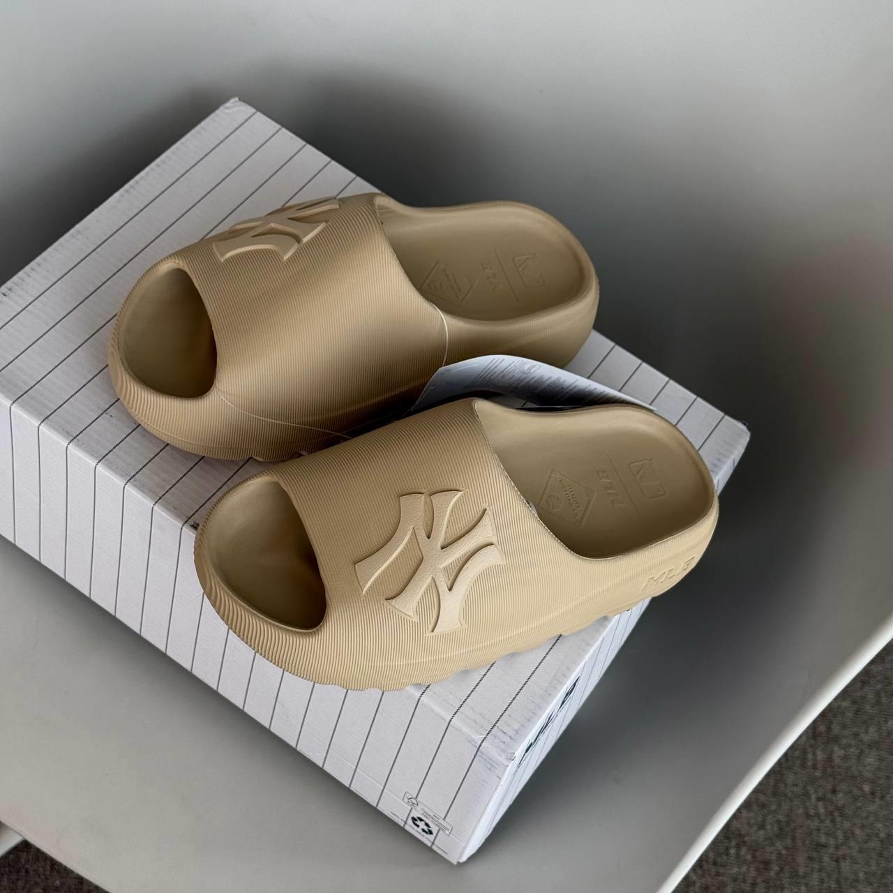 Dép MLB Skipper Slide New York Yankees Light Beige [ 3ALPS0153 - 50SAS ]