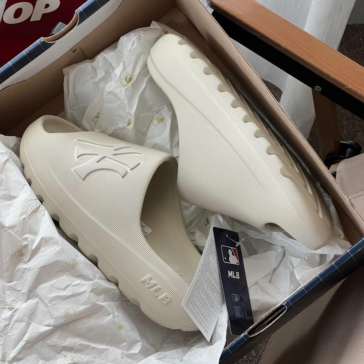 Dép MLB Skipper Slide New York Yankees Cream [ 3ALPS0153-50IVS ]